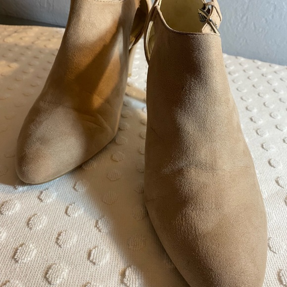 BANDOLINO Tan Women’s Cutout Booties - Picture 10 of 16